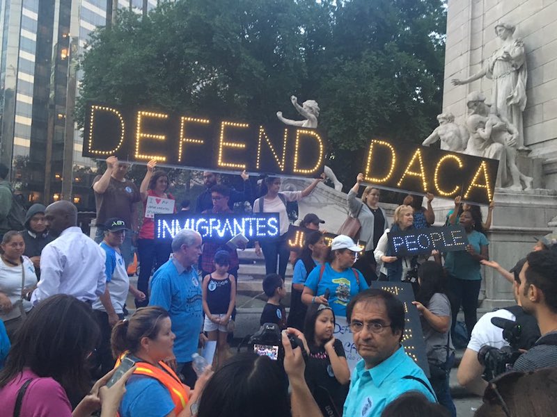 LATINOS Y DACA: 223 mil j&oacute;venes recibieron aprobaci&oacute;n de DACA de California, 121 mil de Texas, 42 mil de Illinois, 42 mil de Nueva York, 33 mil de Florida, entre otros, de acuerdo a Pew Hispanic Center.