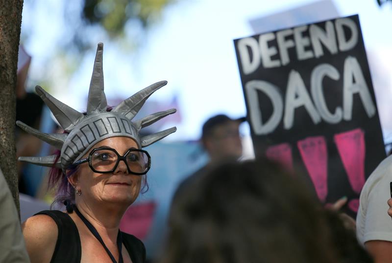 Los "soñadores" que a través de un programa universitario iban a viajar a México a reencontrarse con sus raíces lamentaron hoy la cancelación de la Acción Diferida (DACA) por parte de la Administración Trump, una decisión que afecta la ayuda y la unión entre ambos pueblos.