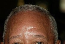 De Blasio y Dinkins DAVID DINKINS marcó una época histórica (al ser el primer alcalde negro de la Gran Manzana), cuya trayectoria Bill de Blasio parece continuar.