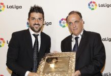 El presidente de La Liga, Javier Tebas, acompañado de Amadeo Salvo, presidente ejecutivo del Valencia CF en representación de los clubes profesionales españoles, e Ignacio Martínez Trujillo (no fotografiado), director de Proyectos Estratégicos de La Liga, entregaron a David Villa y a Raúl González dos placas honoríficas que les distinguen como Embajadores Globales de La Liga.