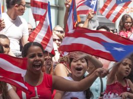 Cientos de personas durante la celebración del Desfile Nacional Puertorriqueño, en la Quinta Avenida de Nueva York.