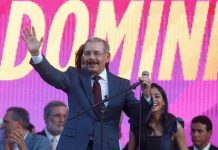 El presidente Danilo Medina (c), acompañado por su familia ofrece un discurso de celebración hoy, lunes 16 de mayo de 2016, tras haber sido reelegido para gobernar hasta el 2020, con más del 60% de los votos, en Santo Domingo (República Dominicana).
