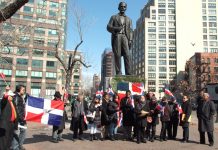 En representación del cónsul general, arquitecto Eduardo Selman, pronuncia un breve discurso el vicecónsul Víctor Compres, durante la ofrenda floral ante la efigie de Juan Pablo Duarte, fundador de la República Dominicana, con motivo de la conmemoración de la Independencia Nacional, en el bajo Manhattan.