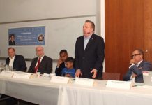 El cónsul Eduardo Selman expone durante la cumbre de la Liga Domínico Americana de Oficiales Electos en Estados Unidos cuando anunciaba la campaña que en esta semana iniciará el Consulado para informar detalladamente sobre el Plan Nacional de Regularización de Extranjeros.