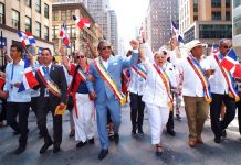 Carlos A. Castillo, cónsul dominicano en esta ciudad, mientras desfilaba junto a oficiales electos, el ex lanzador del béisbol Juan Marichal, Rudy Fuertes, entre otros.