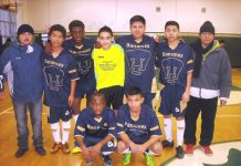 Los Amigos y Las Aguila no sueltan el liderato en la Liga Ángeles Los integrantes del sexteto Pumas acompañados por sus máximos dirigentes, que viene cosechando buenos triunfos en el campeonato categoría U-15, en la Latin United Youth Soccer League. (Foto Buki Chapin).