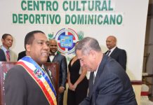 Momento en el que José Rodríguez director fundador del periódico Eltaxistanews, impone la banda presidencial a Tonny Pimentel.
