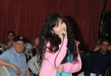 "Doble seis" a jugar domino, inicia el 5to torneo "Municipio de puerto plata 2015" La niña que deleitó a los jugadores y el publico, con barias de las canciones de Celena Quintanilla en especial “Como la flor”.
