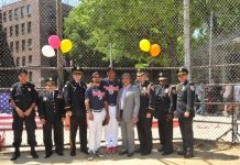 El presidente Félix Grant, en el centro con los directivo de la Liga Domingo Siminiel, Luis Gonzalez y la comitiva de la Academia Dominicana de Bomberos -filial New York integrada por el coronel Juan Gutierrez.