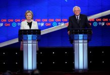 Los precandidatos demócratas Hillary Clinton (i) y Bernie Sanders participan en un debate televisado hoy, jueves 14 de abril de 2016, en Brooklyn, Nueva York (EE.UU.). El estado de Nueva York celebrará sus elecciones primarias el próximo 19 de abril.