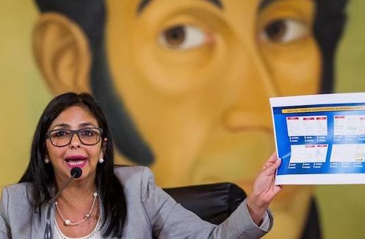 La canciller de Venezuela, Delcy Rodríguez, habla este martes 20 de junio de 2017, durante una rueda de prensa paralela a la primera plenaria de la 47 Asamblea General de la Organización de Estados Americanos (OEA), en Cancún, en el estado de Quintana Roo (México).