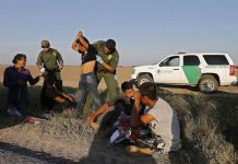 Agentes de la Patrulla Fronteriza de Estados Unidos (USBP) detienen a varios hombres sospechosos de haber cruzado el Río Grande para pasar ilegalmente la frontera con los Estados Unidos cerca de McAllen en Texas.