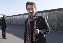 Diego Luna escenifica ante el muro de Berlín su rechazo al muro de Trump
