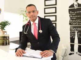 Misael González, el doctor de la televisión Dr. Misael González acaba de presentar un libro que ha titulado "Secretos de Médico Las Cosas que Nunca Esperé".