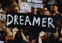 Varias personas se manifiestan fuera de la Torre Trump después de que el presidente estadounidense, Donald Trump anunciara la eliminación del plan migratorio conocido como DACA en Nueva York