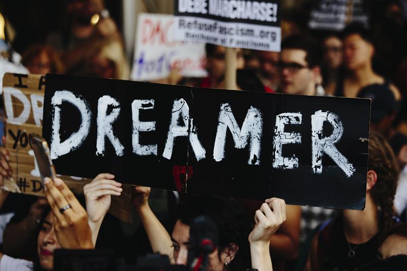 Varias personas se manifiestan fuera de la Torre Trump despu&eacute;s de que el presidente estadounidense, Donald Trump anunciara la eliminaci&oacute;n del plan migratorio conocido como DACA en Nueva York