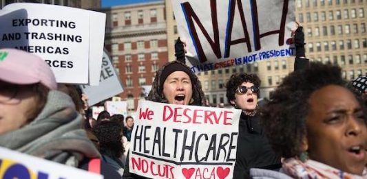 Un activista sostiene un cartel donde se lee "Trump-care: muerte" durante una protesta contra el proyecto de ley de atención médica republicano que reemplazaría el llamado Obamacare,