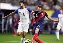 Marco Ureña (d) de Costa Rica va por la pelota contra Omar González (i) de los Estados Unidos en la segunda mitad de la semifinal de la Copa de Oro CONCACAF entre Costa Rica y los Estados Unidos en Arlington, Texas