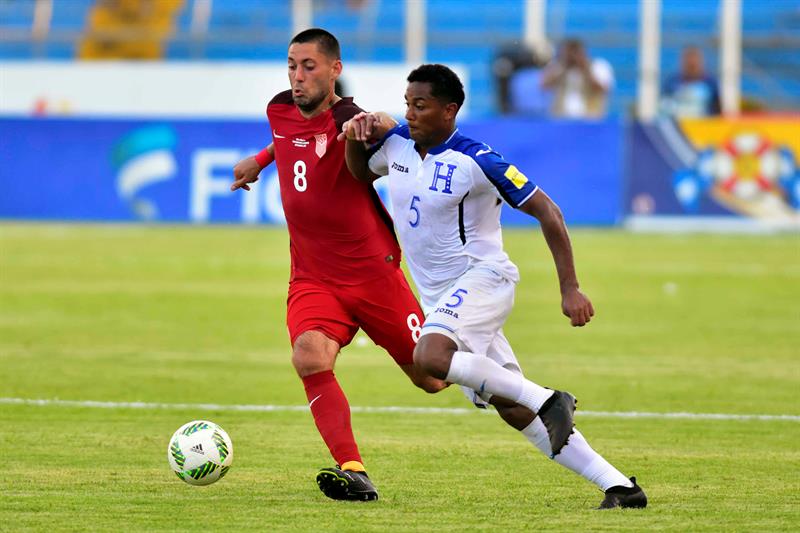Ever Alvarado (d) de la selecci&oacute;n de Honduras disputa el bal&oacute;n con el jugador Clint Dempsey (i) de la selecci&oacute;n de Estados Unidos