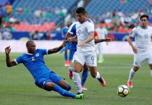 Nelson Bonilla (c) de El Salvador disputa el balón con Dustley Mulder (i) de Curazao hoy, jueves 13 de julio de 2017, en un juego de la Copa Oro entre El Salvador y Curazao en Sport Authority Field en Denver