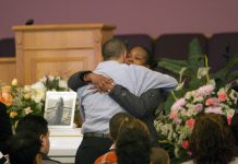 Emotivo velorio por la joven madre latina asesinada en Turquía El marido de Sarai Sierra, Steven (camisa gris) se abraza a una mujer durante el velatorio de su esposa en la Iglesia Pentecostal Cristiana de Staten Island, Nueva York.