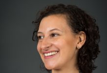 Bitta Mostofi, quien ha sido directora del programa de identificación municipal IDNY junto a la Comisionada Nisha Agarwal durante una conferencia en la Escuela de Periodismo de CUNY. Foto: Yehyun Kim.
