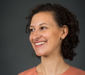 Bitta Mostofi, quien ha sido directora del programa de identificaci&oacute;n municipal IDNY junto a la Comisionada Nisha Agarwal durante una conferencia en la Escuela de Periodismo de CUNY. Foto: Yehyun Kim.