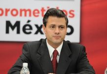 El presidente de México Enrique Peña Nieto (c) conversa con damnificados del municipio de Juchitán, Oaxaca.