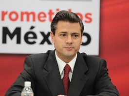 Peña Nieto visita Chiapas y eleva a 96 el número de muertos por el terremoto El presidente de México Enrique Peña Nieto (c) conversa con damnificados del municipio de Juchitán, Oaxaca.