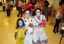 Cientos de personas celebran en El Paso el Día de Muertos