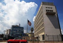 EE.UU. estudia cerrar su embajada en La Habana por presunto "ataque acústico" Estados Unidos baraja cerrar su embajada en La Habana debido al presunto "ataque acústico" sufrido por un grupo de diplomáticos estadounidenses destinados en Cuba