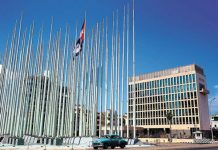 Estados Unidos exigió en mayo la salida de dos diplomáticos de la Embajada de Cuba en Washington después de que "algunos" de sus funcionarios en la legación de La Habana tuvieran que regresar por unos "incidentes" que les causaron "una variedad de síntomas físicos".