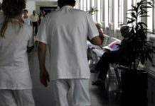 Arrestan enfermero de Nueva York por defraudar Medicaid El enfermero de servicio privado Collins Anyanwu-Mueller facturó a Medicaid por más de $390,000 en reclamos falsos para pacientes severamente discapacitados