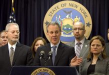Nueva York celebra "histórica" multa millonaria a GlaxoSmithKline por fraude Fotografía de archivo del fiscal general de Nueva York, Eric T. Schnederman (centro).