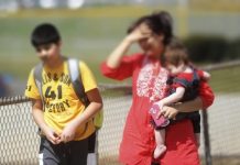 Gobierno advierte a los distritos escolares del país no entorpecer el acceso a indocumentados