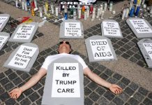 Quimioterapia, rehabilitación, cuidado materno... palabras que podrían desaparecer de muchos planes de salud Defensores del sistema de salud participan en una vigilia en contra del presidente Donald Trump a las afueras del Hotel Internacional Trump y la Torre Columbus Circle en Nueva York.