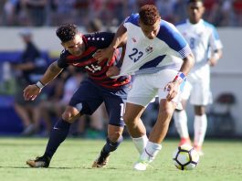 Kellyn Acosta (d) de Panamá disputan el balón con Valentín Pimentel (i) de Estados Unidos hoy, sábado 8 de julio de 2017, durante un partido entre Estados Unidos y Panamá en la Copa Oro en el estadio Nissan en Nashville