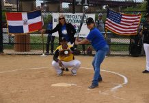 La veterana jugadora de softball Irolis Silverio fue la bateadora de honor, recibida por Ruddy Gómez y la Dr. Milagros Vásquez fungió como árbitro.