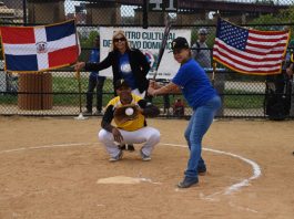 La Liga de Softball Ramón de la Hoz del CCDD inaugura XLVIII torneo Softball dedicado a la socia Mercedes Castillo La veterana jugadora de softball Irolis Silverio fue la bateadora de honor, recibida por Ruddy Gómez y la Dr. Milagros Vásquez fungió como árbitro.