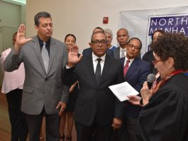 Jaime Vargas y Rolando Céspedes, mientras la juez Mary Rosado lo juramentaba como presidente de la parte A y B del Club Demócratas del Norte de Manhattan.