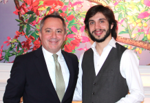 Fernando Palomeque como parte de las actividades profesionales en su visita a Estados Unidos, ofreció un concierto especial en la histórica sede del Consulado General y Centro de Promoción de Argentina en la Quinta Avenida de Nueva York. En la gráfica el Maestro Palomeque (Der.) acompañado por el Hon. Eduardo Almirantearena, Cónsul General Adjunto de Argentina en Nueva York.