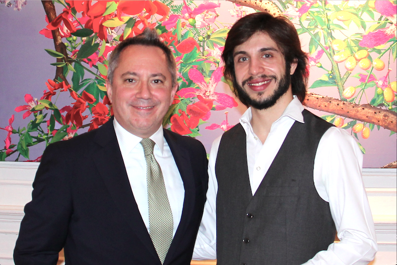 Fernando Palomeque como parte de las actividades profesionales en su visita a Estados Unidos, ofreció un concierto especial en la histórica sede del Consulado General y Centro de Promoción de Argentina en la Quinta Avenida de Nueva York. En la gráfica el Maestro Palomeque (Der.) acompañado por el Hon. Eduardo Almirantearena, Cónsul General Adjunto de Argentina en Nueva York.