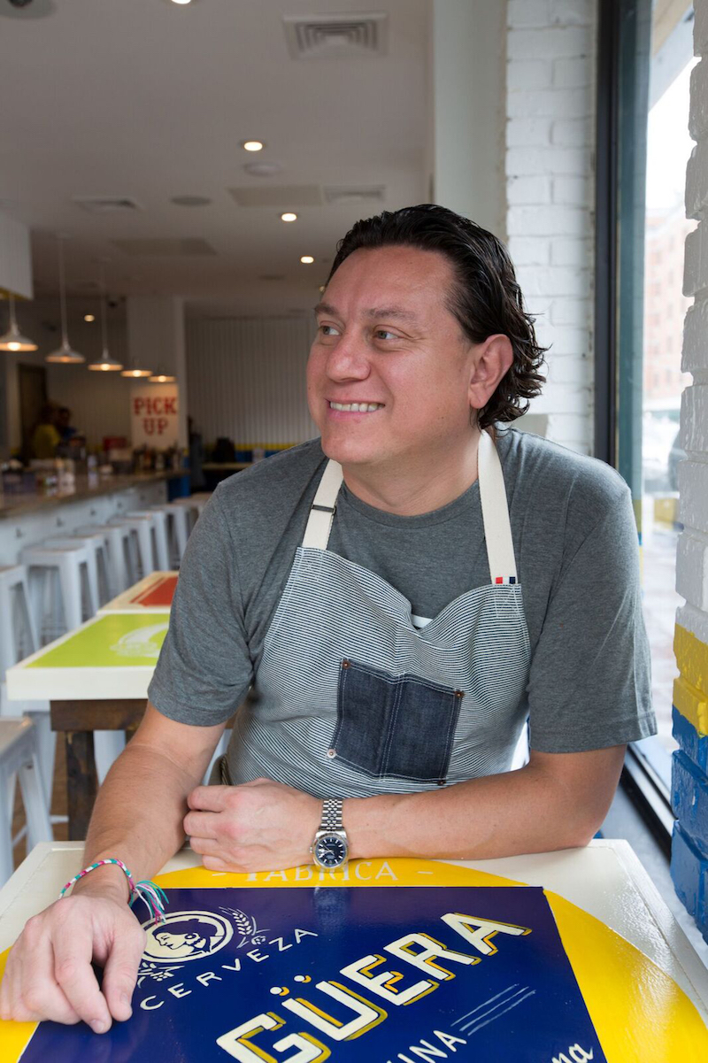El Chef Juli&aacute;n Medina, palad&iacute;n de la promoci&oacute;n de la cocina mexicana aut&eacute;ntica y tradicional, que desde los barrios populares de su natal M&eacute;xico trae a los lugares m&aacute;s ic&oacute;nicos de la Capital del Mundo.