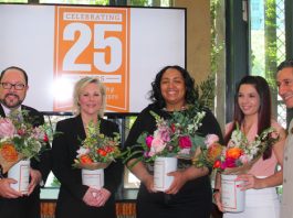 Los reconocidos por Acción posaron para el lente de Impacto, ellos son de Izq. a Der.: Stephanie Bush, Vicepresidente Ejecutivas de The Hartford, empresa que fue reconocida con el Premio a la Dedicación; Robert, Presidente de Goya Foods, recibió a nombre de la empresa el Premio a la Inclusión; Jessica Spaulding, propietaria de la Fábrica de chocolate de Harlem, Vicepresidente Ejecutiva de Pequeñas Empresas recibió el Premio a la Adaptabilidad; Lauren Petrick, Fundadora y Directora del Programa de Atletismo de LEAP South Florida recibió el Premio a la Pasión, les acompaña Paul Quintero, CEO de Acción.