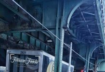 Demanda colectiva a la MTA El Consejal Daniel Dromm (centro) indica los residuos de pintura tóxica del plomo que cae de la estación del Tren 7 en la avenida de Roosevelt en el Condado de Queens, una zona de gran diversidad cultural y étnica con una importante presencia de comunidades hispano-hablantes.