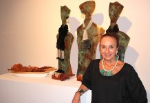 La artista argentino-peruana Ester Ventura junto a sus hermosas creaciones durante la exhibición de su muestra en el Instituto Cervantes de Manhattan.