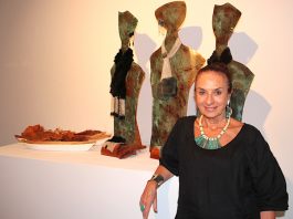 La artista argentino-peruana Ester Ventura junto a sus hermosas creaciones durante la exhibición de su muestra en el Instituto Cervantes de Manhattan.
