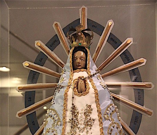 Desde Argentina a los Estados Unidos de América, 40 años junto a Nuestra Señora de Luján Replica de la imagen de Nuestra Señora de Luján que se encuentra en el Consulado General de la República Argentina en Nueva York.