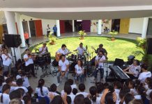 Ricardo Arjona y los niños de la escuela Noemí Morales de Arjona.