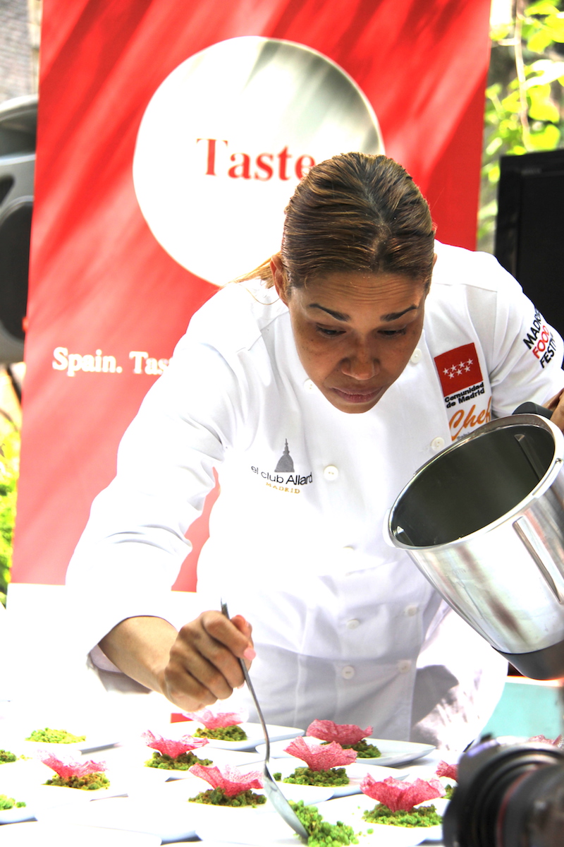 La Chef Mar&iacute;a Marte preparando frente a los asistentes su &ldquo;Flor de Hibiscus con Pisco-Sour&rdquo;, un emblem&aacute;tico postre que cre&oacute; utilizando una delicada hoja de papa, a la que da forma de flor, con espuma de pisco-sour, sobre una cama de pistachos.